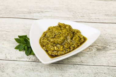 Fesleğen sosu Pesto