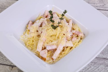 jambon ve peynirli makarna carbonara