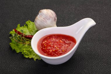 Baharatlı domates ve sarımsak sosu