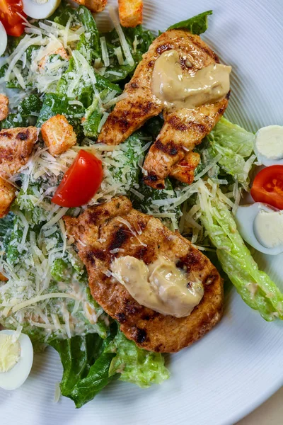 Salada Caesar com frango — Fotografia de Stock