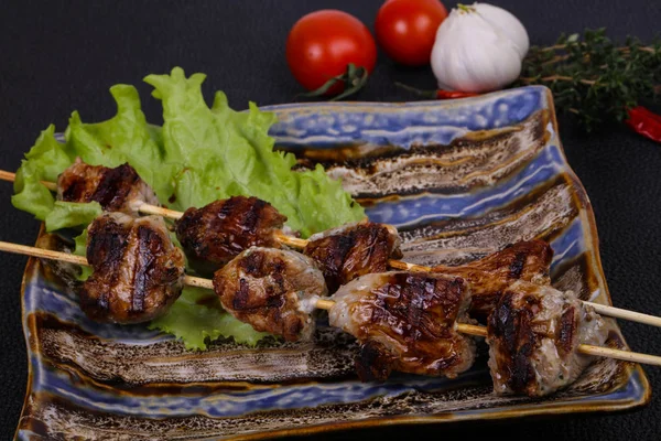 Espetos de carne de porco no prato com folhas de salada e tomates — Fotografia de Stock