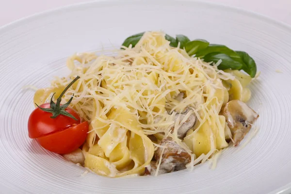 Pastas italianas Linguini con champiñones —  Fotos de Stock