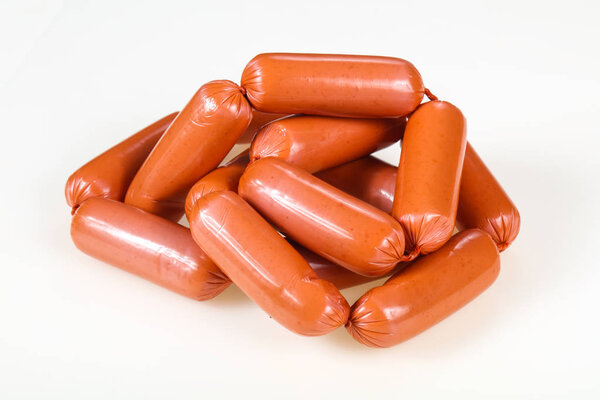 Вкусные мясные колбаски на белом фоне
