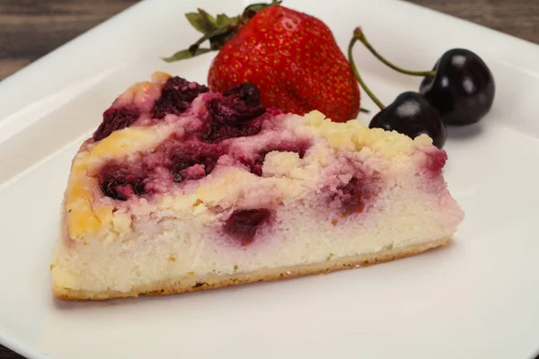 Cheesecake with cherry served strawberry — Stock Photo, Image