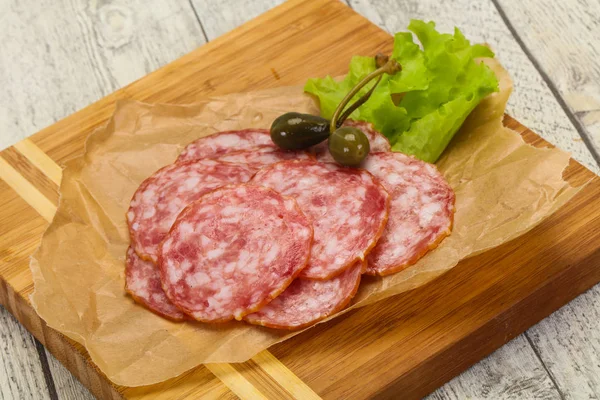 Salsicha de Salchichon espanhola com salada — Fotografia de Stock