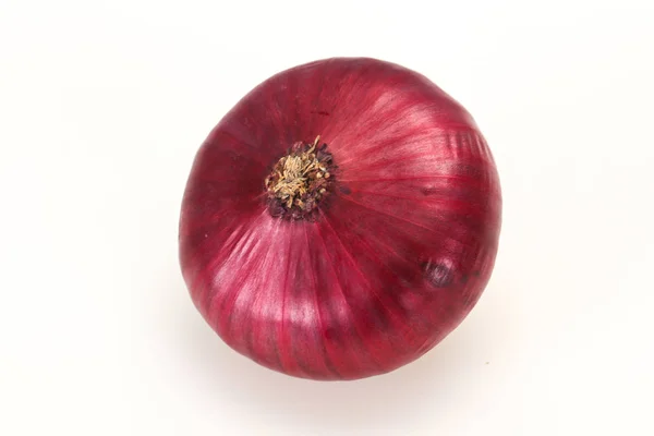 Cebolla roja aislada sobre blanco —  Fotos de Stock