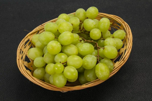 Słodka dojrzała gałąź zielonych winogron — Zdjęcie stockowe
