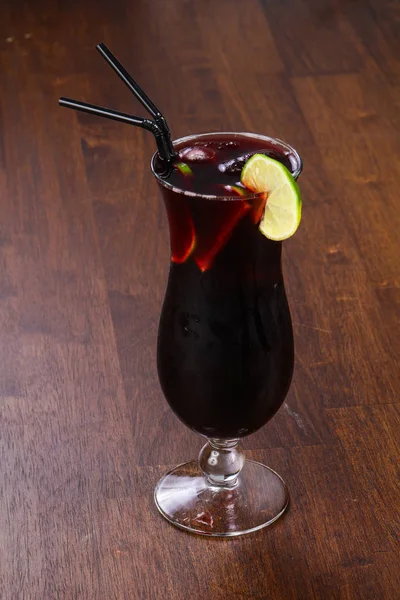 Rum en Cola cocktail geserveerd kalk — Stockfoto