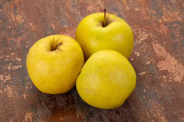 Gelbe reife Äpfel — Stockfoto