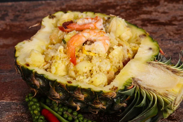 Stekt ris med ananas och räkor — Stockfoto