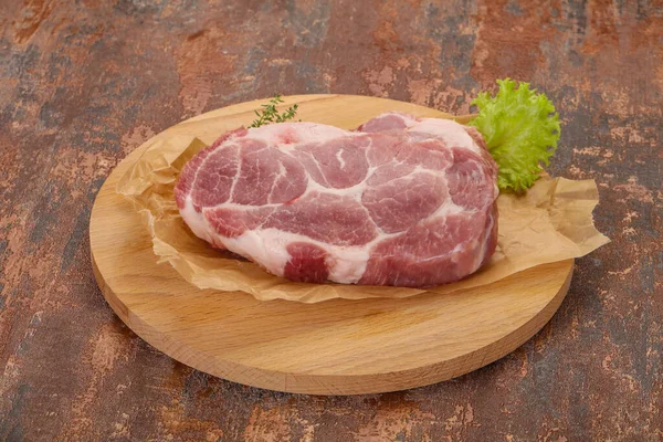 Ahşap tahta üzerinde çiğ domuz biftek — Stok fotoğraf