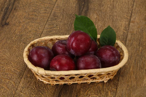 Plum heap in the wooden basket — Stock Photo, Image