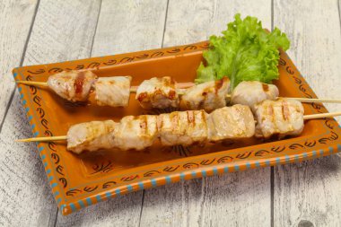 Izgara domuz şiş salata servis