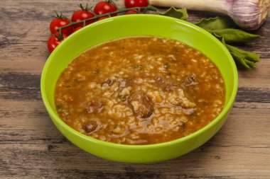 Sığır eti ile Kafkas kharcho çorbası