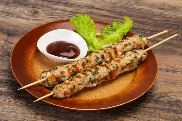 Brochette de porc haché kebab avec sauce — Photo