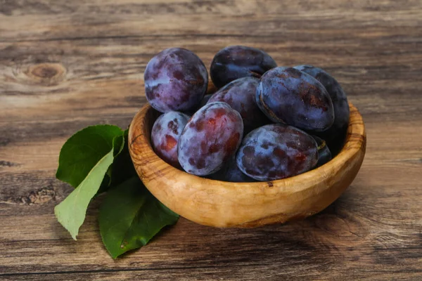 Ripe plum heap in the basket — Stock Photo, Image