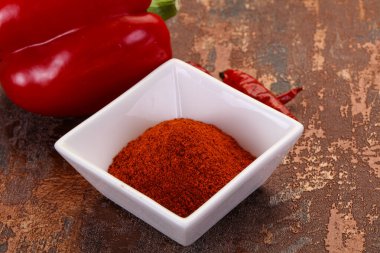 Kabın içinde kırmızı biber tozu