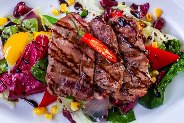 Sebzeli ızgara domuz.