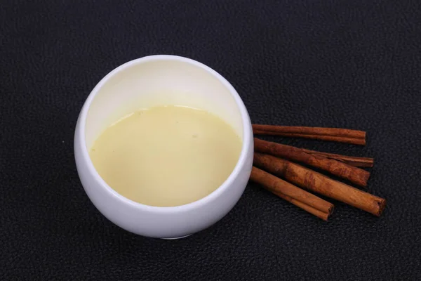 Condenced mleka w misce z sinnamon i ciasta — Zdjęcie stockowe