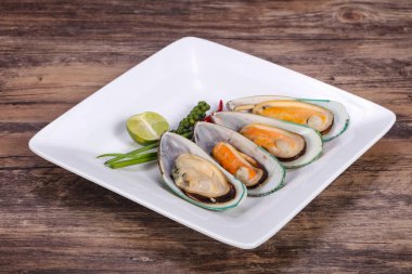 Kireç ve biber ile yarım midye