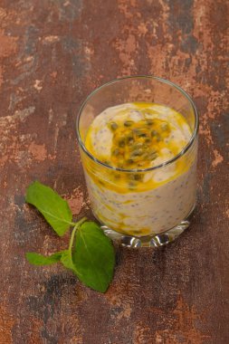 Chia ve tutku meyvesi ile puding