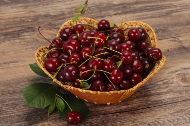 ile tatlı Olgun Kiraz yaprakları