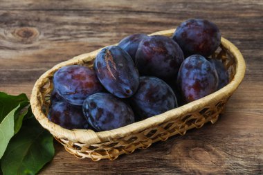 Sepette olgun erik yığını