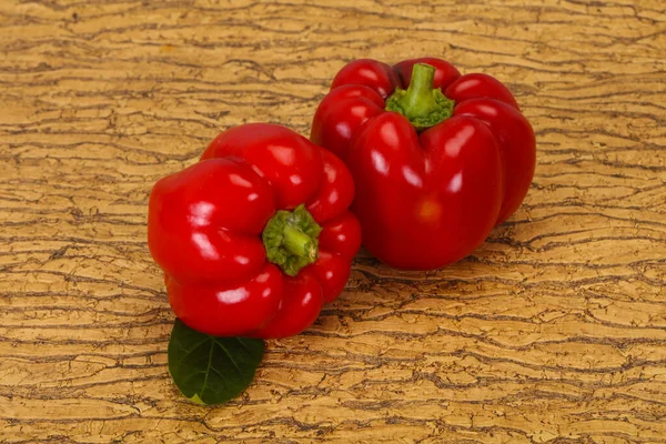 Mogen röd paprika över trä — Stockfoto