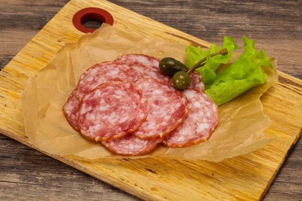 Salsicha de Salchichon espanhola com salada — Fotografia de Stock