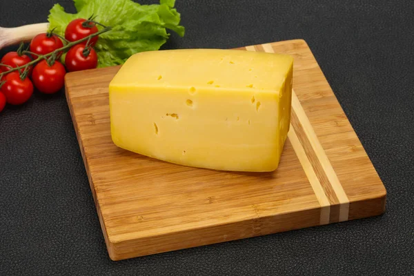 Dur jaune savoureux brique de fromage — Photo