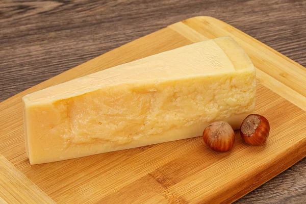 Sabroso queso parmesano con avellana — Foto de Stock