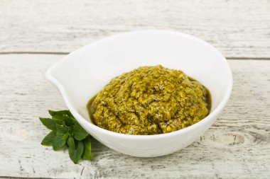Fesleğen sosu Pesto