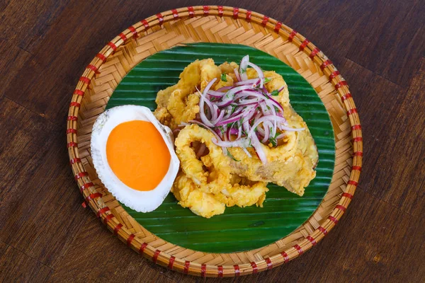 Squid goreng cincin dengan bawang — Stok Foto