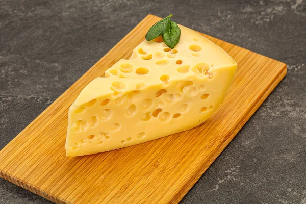 Maasdam sýr - žlutý trojúhelník s otvory — Stock fotografie