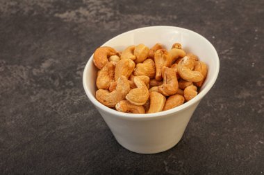 Kavrulmuş kaju yığını kasede