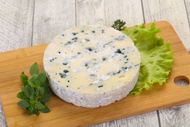 Salata ve fesleğenli yuvarlak mavi peynir.