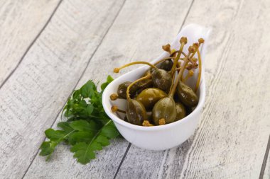 Fesleğenli turşulu böğürtlen