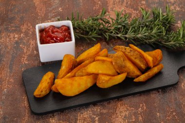 Biberiye ve soslu kızarmış patates dilimleri.