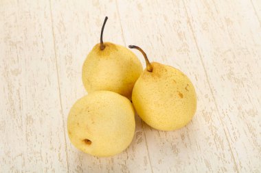 Sulu, olgun, sarı Çin armudu. 