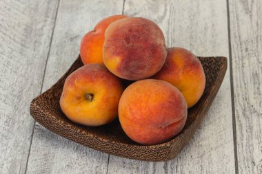 Tahta sepetteki olgun şeftali yığını