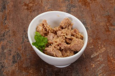 Kasede ton balığı konservesi fesleğen yaprağı var.