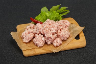 Ev yapımı kıymalı domuz eti pişirmeye hazır.