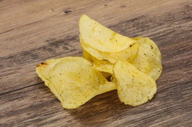 Doğal Yuong patates cipsi yığını.