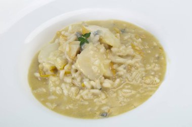 Armut ve gorgonzola peynirli risotto.