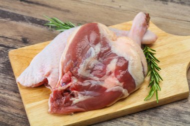 Çiğ ördek bacağı pişirmek için biberiye servis edilir.