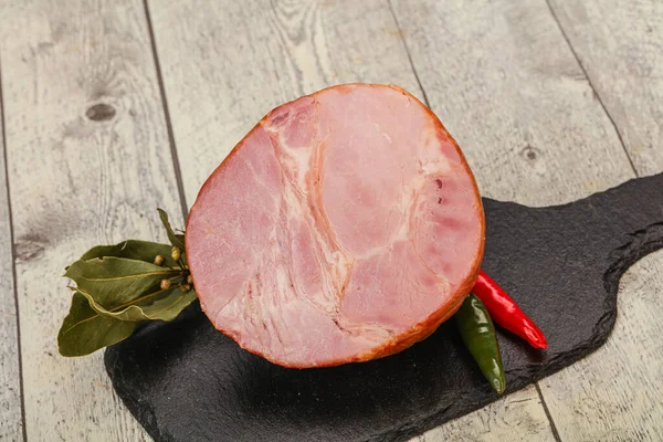 Prosciutto Tagliato Nel Bordo Servito Foglie Alloro — Foto Stock