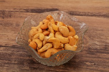 Kavrulmuş kaju yığını kasede