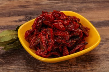 Olgun kuru domates yığını kasede.