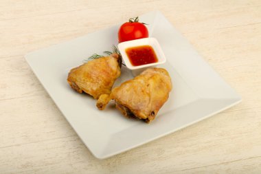 Fırında tavuk budu ve domates.