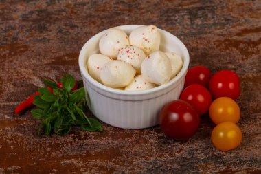 Fesleğen yapraklı ve domatesli Mozzarella peyniri topları.